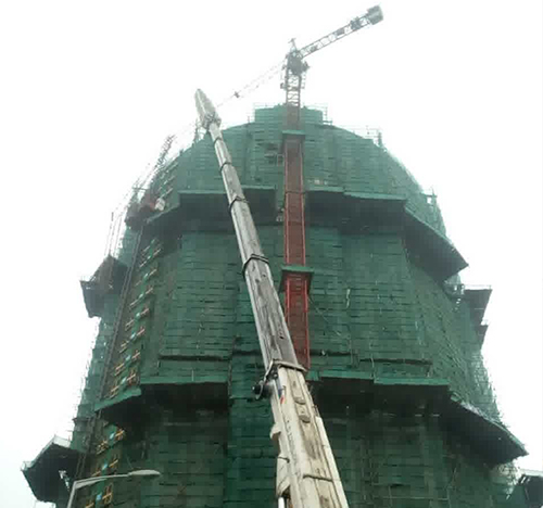 让胡路吊车在工地上作业